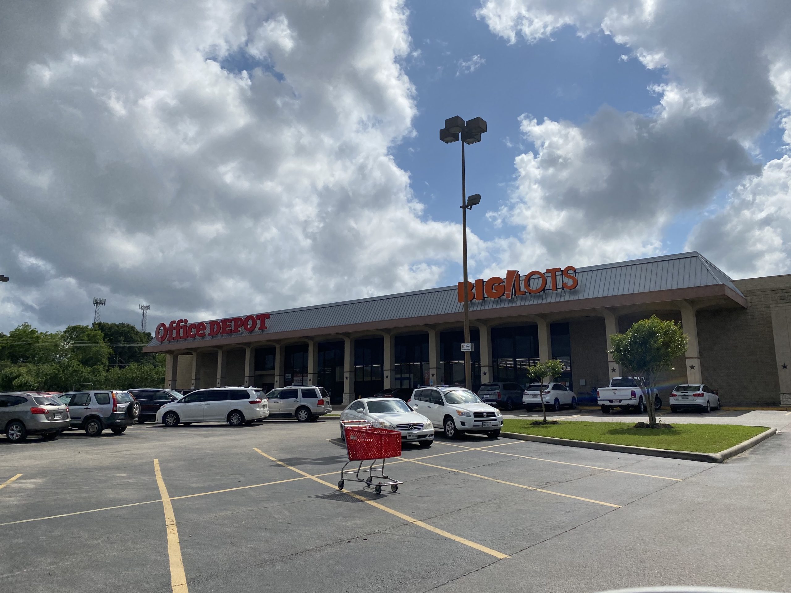 A former Safeway with a split personality – Houston Historic Retail