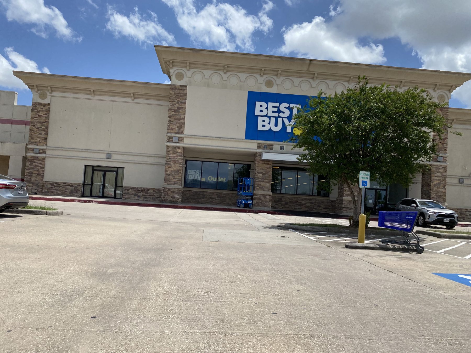 Best Buy Outlet Houston 2022 2767 1800x1350 